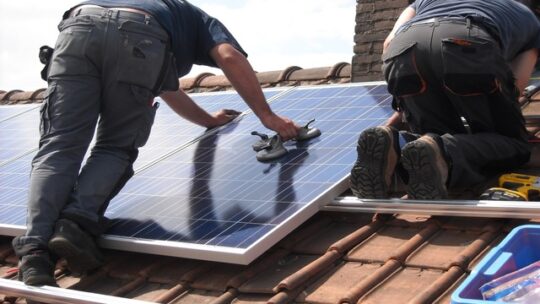 Intégrer des Panneaux Solaires Sans Sacrifier l’Esthétique de Votre Toiture