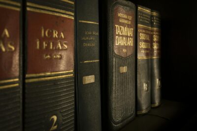Gros plan détaillé de livres de droit et de réglementation sur une étagère, mettant l'accent sur l'éducation et la connaissance.