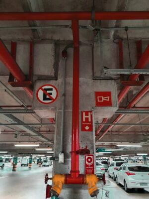 un parking rempli de nombreuses voitures