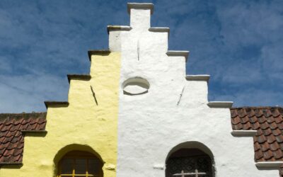 façade d'un bâtiment à deux tons sous ciel bleu