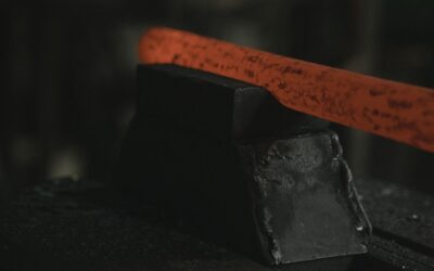 Marteau et ciseau sur anvil, en atelier de métallurgie