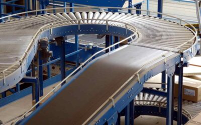 Convoyeurs circulaires et bande transporteuse dans une usine industrielle